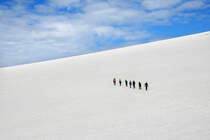 Der Folgefonna Gletscher (Lage: Hordaland - Norwegen) ist kein Rest der Eiszeit. Nach dem Ende der letzten Eiszeit zog das Eis sich rasch zurück und das Eis in der Umgebung schmolz ganz weg. Erst vor rund 2500 Jahren bildete sich der nördliche Teil des Gletschers (Nordre Folgefonna) während einer Periode niedriger Temperaturen und erhöhter Niederschläge neu. Mit periodischen Variationen hatte er ungefähr die gleiche Ausdehnung wie der heutige Gletscher. Die übrigen Teile des Gletschers haben eine parallele Geschichte.
Aufnahme: 6. Juli 2018.