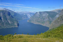 Blick auf Aurlandsfjorden in Norweegen vom Wanderpfad zum Prest. Aufnahme: 14. Juli 2018.