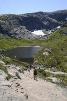 Auf dem Wanderweg zu Kjeragbolten in Norwegen. Kjerag oder Kiragg ist ein Felsplateau in der Kommune Forsand (Fylke Rogaland) am Lysefjord. Aufnahme: 3. Juli 2018.