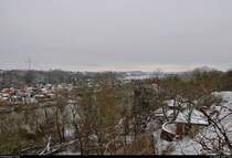 An diesem Freitagmorgen hatte es in Halle (Saale) und Umgebung geschneit, sodass eine leichte Schneeschicht die Landschaft bedeckte.
In der Ferne kann man bereits die Brachwitzer Alpen (offizieller Name) neben der Saale erkennen.
Aufgenommen von der Aussichtsplattform des BUND Umweltzentrum Franzigmark in Morl bei Halle (Saale).
[11.1.2019 | 11:24 Uhr]