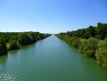 Blick von der Straßenbrücke(D108) bei Rixheim/Elsaß auf den für die Großschiffahrt ausgebauten Rhein-Rhone-Kanal, Richtung Rhein, Juli 2018
