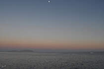 Der Mond über dem Roten Meer. (Scharm El-Scheich, Dezember 2018)