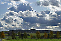 Düstere Wolken verdrängen allmählich die Sonne über der Eifel bei Eu-Kirchheim - 02.10.2019