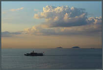Im Marmara-Meer vor Istanbul liegen die Prinzeninseln, eine kleine Inselgruppe, die zugleich Stadtteil der Millionenstadt. Zahlreiche Fähren verbinden die Inseln auch am frühen Morgen schon mit dem Festland. (09.09.2019)