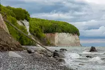Kreidefelsen am Wissower Ufer mit einem zur Zeit noch menschenleeren Naturstrand. 24.04.2020
