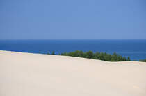 Die naturbelassene Lontzkedüne (polnisch Wydma Łącka) liegt auf der 17 km langen Nehrung zwischen dem Lebasee und der Ostsee. Sie ist zwischen 30 und 42 Meter hoch, etwa 1300 Meter lang und 500 Meter breit und bewegt sich durch die vorherrschenden westlichen Winde etwa 12 Meter im Jahr nach Osten.  Aufnahme: 17. August 2020.
