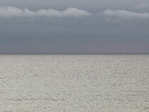 Blick von der Seebrücke in Binz auf die unruhige Ostsee am 25. September 2020.