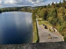 Blick von der Sperrmauer der Möhnetalsperre in Richtung Möhnesee-Günne am 30.09.2020