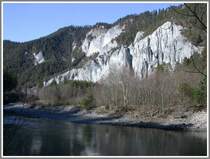 Die Vorderheinschlucht ist durch einen riesigen Felssturz vom Flimserstein entstanden. Der Vorderrhein hat sich einen Weg durch den Kalkstein gegraben. (04.03.2007)