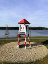 Ein Blick auf das Strandbad - Zeulenrodaer Meer. Kletterturm auf dem Spielplatz. Der Zugang zu allen Einrichtungen und zum Wasser ist komplett barrierefrei.  Der schöne Wiesenstrand lädt Groß und Klein zum Baden ein. Das Strandbad Zeulenroda ist durch den 3 km langen und barrierefreien Promenadenweg mit dem Bio-Seehotel Zeulenroda verbunden.Foto 15.03.20