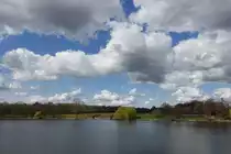 Hamburg am 15.4.2021: Wolken über dem Stadtparksee (Winterhude)  /