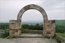 Über dem Remstal -

'Tor ins Remstal' an der Landstraße von Esslingen nach Kernen-Stetten. Der bis 1975 selbständige Weinbauort Stetten im Remstal bildet seither zusammen mit Rommelshausen die Gemeinde Kernen im Remstal. Der Kernen ist ein Berg oberhalb der beiden Orte.

24.07.2021 (M)