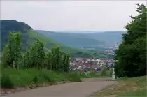 Über dem Remstal -

Links der Kleinheppacher Kopf, unten Korb-Steinreichach, auf der gegenüberliegenden Seite im Tal Weinstadt-Beutelsbach. Der Turm rechts der Bildmitte entstand zur Remstal-Gartenschau 2019 als Station der Gemeinde Korb. Ganz im Hintergrund der Höhenzug ist die Schwäbische Alb.

24.07.2021 (M)