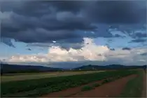 Wolkenbilder des Tiefes 'Bernd' -

Oben dunkel, hinten hell. Wolken über der Remstalbucht bei Kernen-Rommelshausen.

14.07.2021 (M)