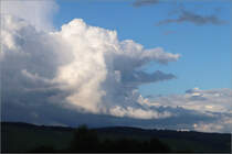 Wolkenbilder des Tiefs 'Bernd' -

Wie das Maul eines gefährlichen Tieres erscheint die rechte Seite der Quellwolke über Buocher Höhe. Aufnahme bei Rommelshausen.

14.07.2021 (M)