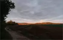 Die Höhenzüge im letzten Sonnenlicht -

Während die Felder im Vordergrund im Schatten liegen, der Himmel bedeckt fällt das letzte Licht der schon tiefstehenden Sonne nur noch auf die Schurwaldhöhen am Rande der Remstalbucht und diese erstrahlen.

Kernen-Rommelshausen, 13.05.2021 (M)