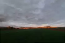 Wenn die tiefstehende Sonne -

... unter ein geschlossen Wolkendecke scheint, erstrahlen die der Sonne zugewandten Höhen des Schurwaldes in besonderem Licht. 
In der Remstalbucht in Kernnen-Rommelshausen.

13.05.2021 (M)