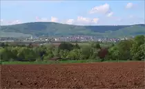 Ansicht von Rommelshausen -

Blick von der anderen (nördlichen) Seite des Remstales auf Kernen-Rommelshausen. Die bewaldete Erhebung links ist der 513 m hohe Kernen, der der Gemeinde den Namen gibt. Er ist Teil des Schurwaldes.Im Vergleich zum anderen Bild fast wirkt es so fast ländlich.

Aufgenommen zwischen Waiblingen Korber Höhe und Waiblingen Beinstein, 13.05.2021 (M)