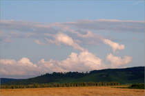 Wolkenformationen des Tiefs 'Dirk' -

Blick am Abend von Rommelshausen nach Osten. Auf der Höhe in Bildmitte befindet sich das Landgut Burg.

25.07.2021 (M)