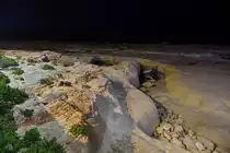 Der karge Steinstrand in Sliema bei Nacht. (Oktober 2017)