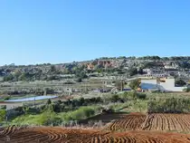 Die teilweise sehr karge Landschaft auf der Insel Malta. (Oktober 2017)