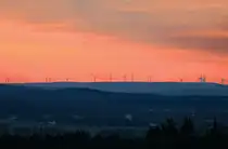 Abendstimmung mit jeder Menge Windrädern am Horizont in der Eifel - 17.10.2023