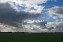 Aprilwetter mit Sonne, Wolken, Sturm und Regen, Ende November 2023 in der Eifel. 