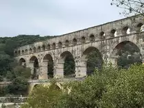 Der Pont du Gard ist eines der am besten erhaltenen römischen Bauwerke in ganz Europa. Prachtvoll, imposant, geradezu genial. Dabei ist der Pont du Gard nichts weiter als Teil einer Wasserleitung, die über den Fluss Gard führt und damals die Stadt Nîmes mit frischem Trinkwasser von den Quellen bei Uzès versorgte.(Text: https://www.provence.de) Besucht am 17.10.23.