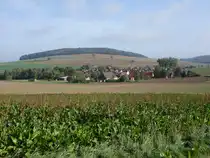 Ausblick auf den Ort Bröklen im Lkr. Holzminden, im Hintergrund der Kugelberg 272M (30.09.2023)