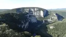 32 Kilometer spektakuläre Schluchten im Herzen des südfranzösischen Departements Ardèche. Mehr als einhundert Millionen Jahre dauerte es, bis das Wasser des berühmten Flusses der Ardèche diesen tiefen Canyon gegraben hatte. Besucht am 15.10.23.