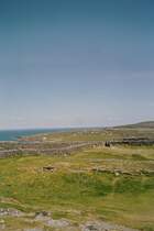 Gr�n die karge Vegetation,Grau in �ppiger Vielfalt die Felsen und Steine - und scheinbar unendlich die m�rtellosen Steinmauern, die verhindern, das der wenige, kostbare Humus vom unabl�ssig blasenden Westwind weggeweht wird. Aran Islands,Inish M�r.     