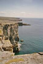 Gesteinsschichten waagrecht aufeinander gestapelt, m�rtellos felsenfest zusammen gehalten, senkrecht s�ulenf�rmig aneinandergereiht, so trotzt die m�chtige Felswand den anbrandenden Wellen - die S�dk�ste von Inish M�r, der gr�ssten der drei kleinen Aran Insel im Atlanik vor der K�ste Irlands. 