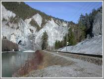 Durch die imposante Rheinschlucht f�hrt nur die Rh�tische Bahn. Die zwei Warntafeln �ber dem Fluss warnen Kajak- und Schlauchbootfahrer vor Felsst�rzen von der linken Talseite. (04.03.2007)