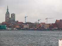 Ein Blick in den Stralsunder Hafen im Hintergrund 3.Kr�hne sie bauen das neue Ozeaneum f�r,s Meeresmuseum.