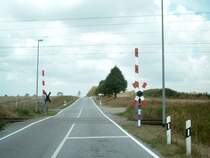 Bahn�bergang bei Ventschow (Nordwestmecklenburg) der Bahnstrecke Schwerin-Bad Kleinen-Rostock (05. August 2006)