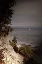 Einsame Segelyacht vor der Steilk�ste von Travem�nde. (Hermannsh�he)
Anm. Renderingfilter eingesetzt.