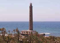 Der Leuchtturm von Maspalomas. Von 1860 - 1890 Jahre erbaut, sendet er seitdem sein Licht �ber das Meer. Der Turm ist 59 Meter hoch und das Licht ist 19 Seemeilen weit zu sehen. Das Foto stammt vom 09.06.2008