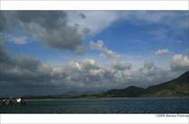 Blick ber den Kenmare auf die Caha-Mountains.
