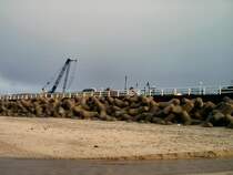 Strand von Westerland. Hier noch ein Blick auf die angelieferten Wellenbrecher, die noch auf ihren Einsatz warten