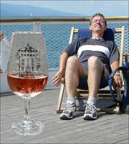 Auf diese Weise ist sogar eine kurze Fahrt mit dem Raddampfer auf dem Genfer See f�r einen Bahnfotografen ertr�glich, er scheint es sogar zu genie�en! 02.08.08 (Jeanny)