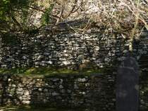 Altes Gem�uer direkt bei der Kapelle