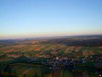  Unendliche Weiten des INNVIERTEL´s  in ~2000mtr. �ber Null; Hinter der Ortschaft WENG kann man den Kobernausser, u. Hausruck-Wald bzw. weiter dahinter die Gebirgskette im Salzkammergut erkennen;080818