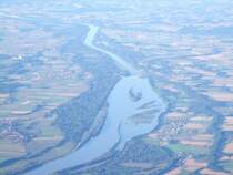 INN der Grenzflu� zwischen Bayern u. �sterreich im Bereich Kraftwerk Egglfing; gegen�ber der Markt Obernberg incl. Innbr�cke, im Hintergrund ist das Stift Reichersberg noch erkennbar; ~2500m�N; 080818