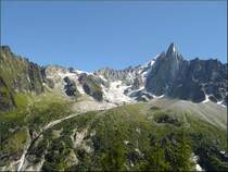 Aussicht von Montenvers auf die umliegenden Berge des Mont Blanc Massivs: v.r.n.l. Arr�te des Flammes de Pierre, Les Drus (3754 m),  Aiguille Verte (4121 m) (verdeckt), Arr�te des Grands Montets, Petite Verte (3508 m), Les Grands Montets (3297 m). 03.08.08 (Jeanny)  