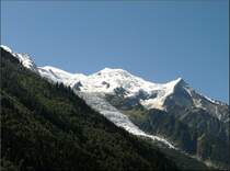 Der Mont Blanc (4808 m) mit dem Glacier des Bossons, dessen Zunge fast bis nach Chamonix-Mont-Blanc reicht, fotografiert am 03.08.08. (Jeanny)