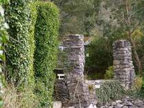 Solche Pl�tze laden im Bambuspark zum Verweilen ein. Man hat hier einen herrlichen Blick auf das Meer.