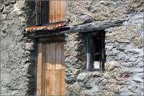 Stein und Holz -

Detail eines kleinen Steingebäudes in Nätschen. 

11.05.2008 (G)