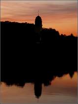 Am sp�ten Abend des 19.10.08 spiegelt sich eine Kirche in der Saar. (Jeanny)