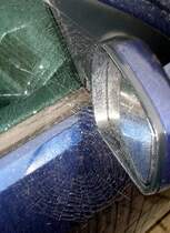 Habe mich auch mal an so einem Motiv versucht und die speziellen Schwierigkeiten erkannt: Zwei Spinnennetze mit Morgentau an einem PKW; 23.09.2008
