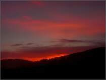 Am 26.10.08 um 7 Uhr morgens lie� die aufgehende Sonne den Himmel �ber Erpeldange ergl�hen. (Jeanny)